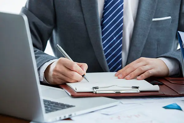 法律依照什么判定